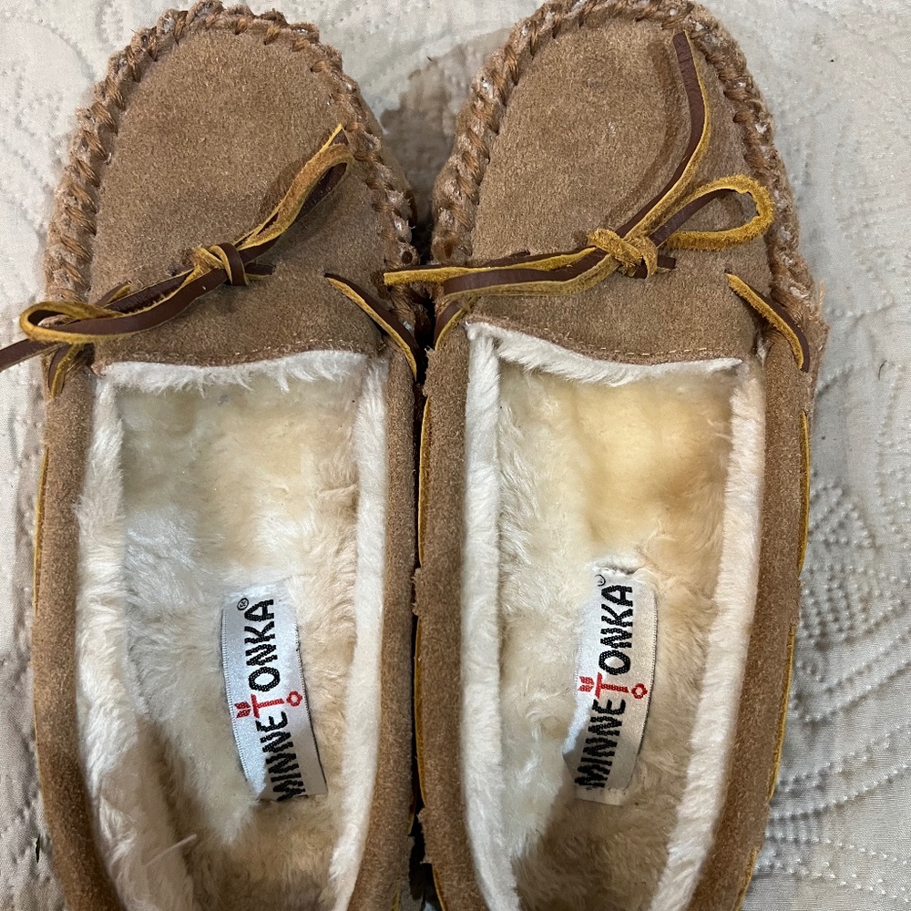 MINNETONKA LEATHER SUEDE UPPERS AND FUR FAUX INSIDE SLIPPERS